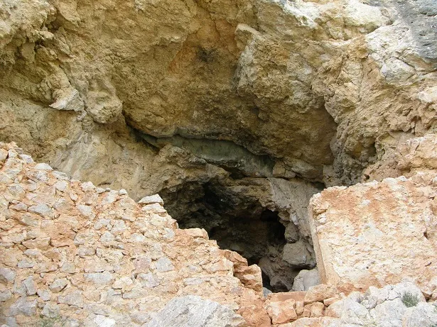 Cova del Pastor de Cames Llargues