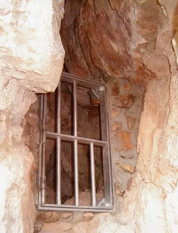 Cova de les Agulles