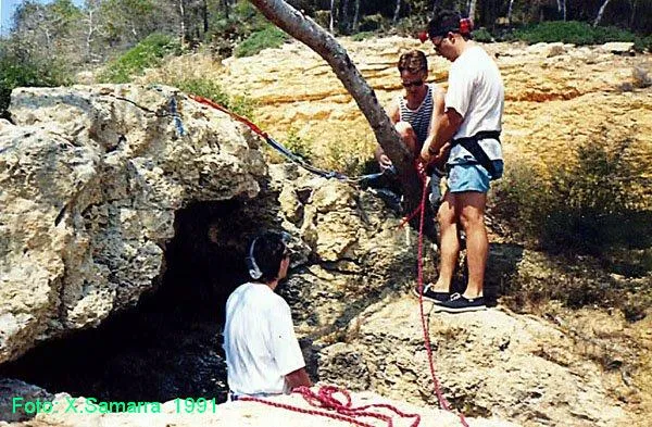 Avenc I Cova de la Cala de la Móra
