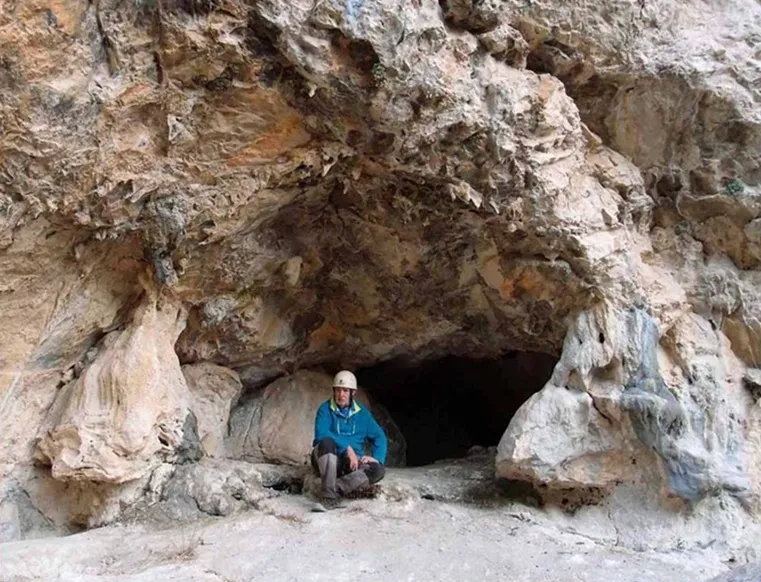Cova dels Encantats d'escales