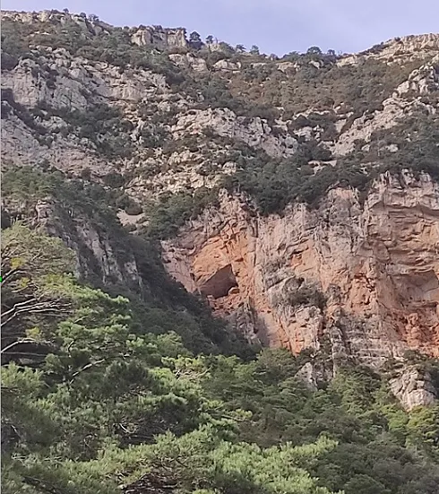 Forat de la Faixa de Roca Roja