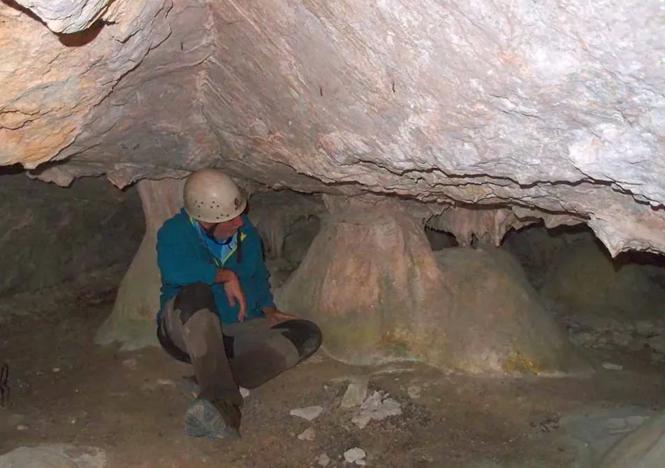 Foto Cova dels Encantats d'escales
